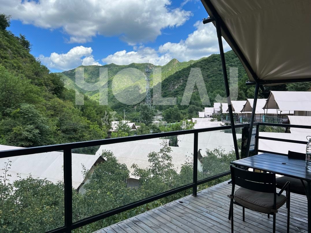 使用酒店帳篷開設(shè)露營風(fēng)咖啡店